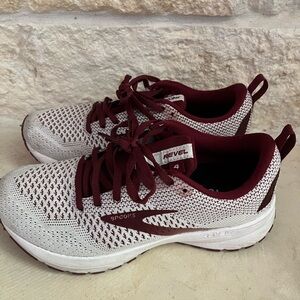 Brooks Revel 4 Women's Sneakers - White and Burgundy